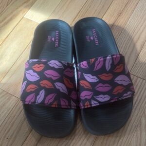 Skechers x DVF Women’s Black Slide Sandals with Pink & Red Lip Print